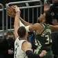 Giannis Antatekounmpo dari Milwaukee Bucks mendapatkan pengawalan ketat (AP)