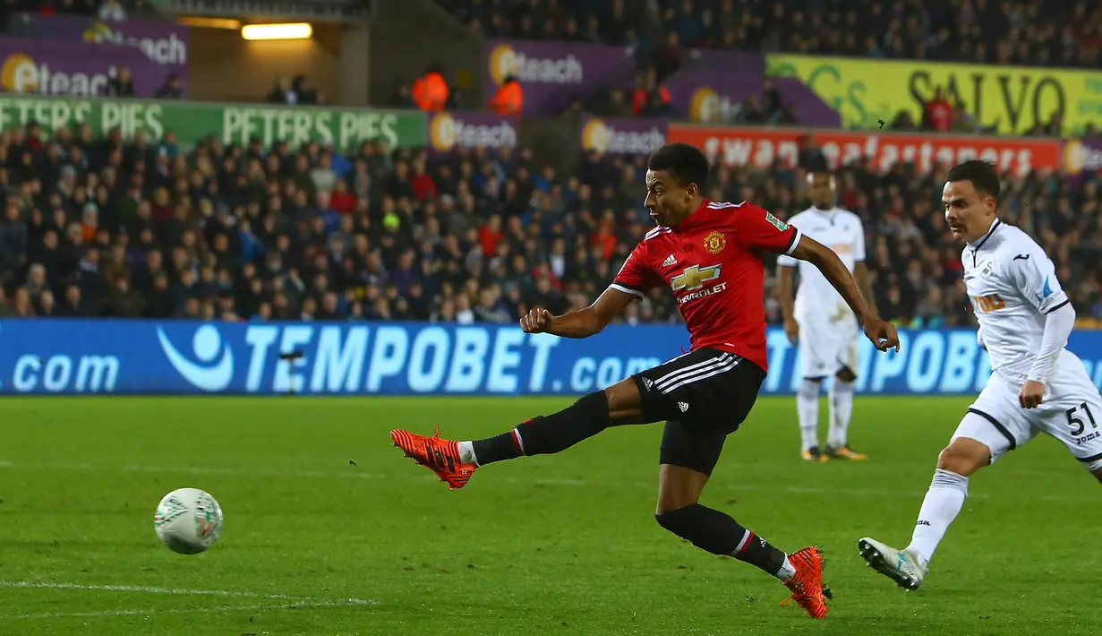 Gelandang Manchester United, Jesse Lingard gagal mencetak gol ke gawang Swansea City pada pertandingan Piala Liga Inggris di Liberty Stadium, Rabu (25/10). MU melaju ke perempat final Piala Liga setelah sukses meraih kemenangan 2-0 . (GEOFF CADDICK/AFP)
