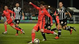 Pemain Paris Saint-Germain, Maxwell (tengah) berebut bola dengan pemain Angers, Abdoul Camara (kanan) pada lanjutan Ligue 1 di Stadion Jean Bouin, Angers, France.  (AFP Photo/Jean Francois Monier)