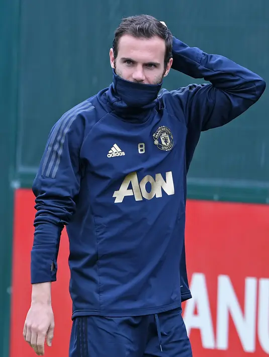 Gelandang Mancheter United, Juan Mata bersiap mengikuti latihan tim di Carrington di Manchester, Inggris (6/11). Di pertemuan pertama di Old Trafford Juventus menang tipis atas Manchester United 1-0 berkat Gol striker Paulo Dybala. (AFP Photo/Paul Ellis)