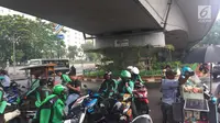 Pengemudi ojek online memadati kolong flyover Kalibata, Jakarta, Rabu (17/1). Kurangnya penegakan hukum menyebabkan banyak pengemudi ojek online mangkal di kolong flyover tersebut sehingga kerap mengganggu lalu lintas. (Liputan6.com/Immanuel Antonius)