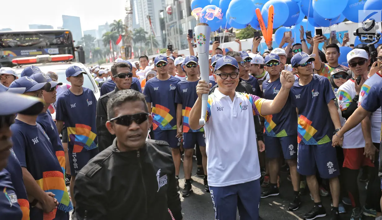 Dirut Bank Mandiri Kartika Wirjoatmodjo membawa obor saat prosesi Torch Relay Asian Games 2018 di Jakarta, Sabtu (18/8). Hari ini merupakan puncak kirab obor Asian Games 2018 dimana api abadi akan berlabuh di Gelora Bung Karno (Liputan6.com/Faizal Fanani)