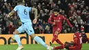 Liverpool berbalik unggul 2-1 pada menit ke-25. Mohamed Salah berhasil memanfaatkan bola muntah hasil tembakan Sadio Mane yang ditepis Martin Dubravka. (AFP/Oli Scarff)
