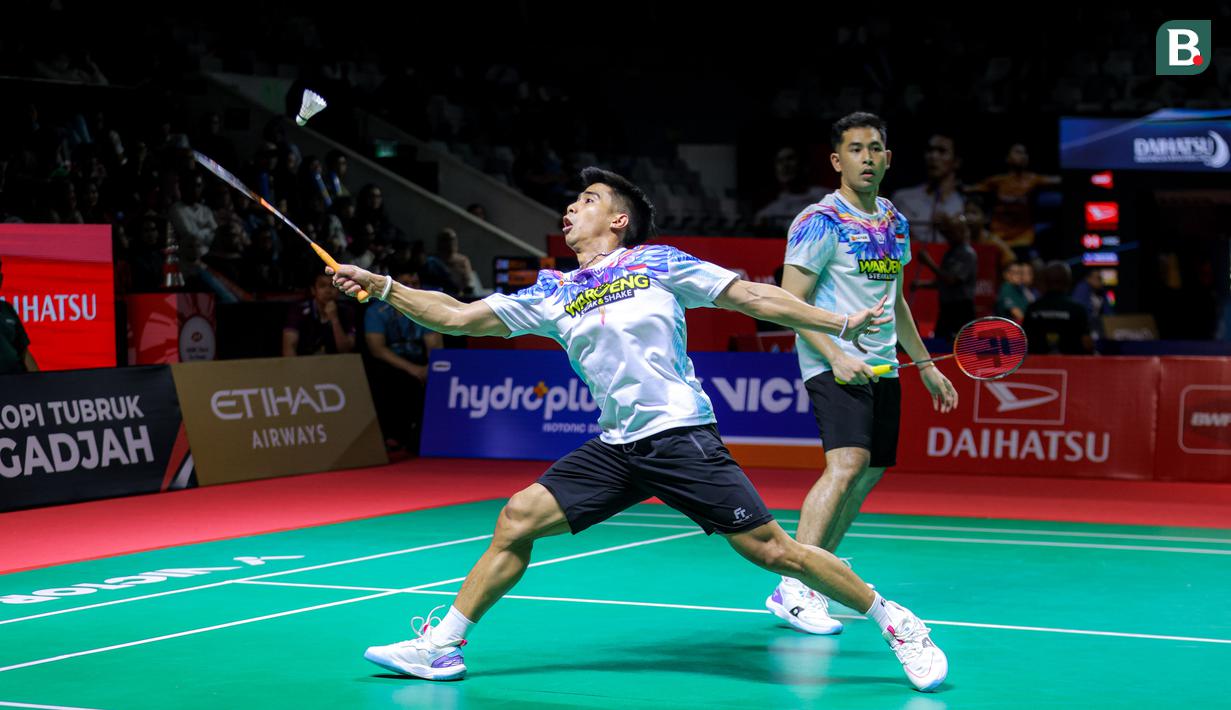 Pebulu tangkis ganda putra Indonesia, Sabar Gutama/Moh Reza Pahlevi berusaha mengembalikan kok ke arah pasangan Malaysia, Chia Weijie/Lwi Sheng Hao dalam laga 32 besar Indonesia Masters 2026 di Istora, Senayan, Jakarta, Selasa (20/01/2026). (Bola.com/Bagaskara Lazuardi)