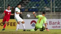 Bek Timnas Indonesia U-19, Samuel Christianson, berusaha melewati kiper Filipina U-19, Quincy Kammeraad, pada laga Piala AFF U-18 di Stadion Thuwunna, Myanmar, Kamis (7/9/2017). Indonesia menang 9-0 atas Filipina. (Liputan6.com/Yoppy Renato)