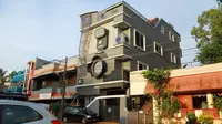 Seorang fotografer di India membangun rumah tiga lantai berbentuk kamera (Dok.Twitter/@LaughingSquid)