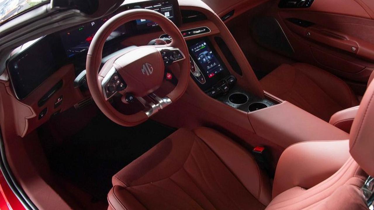 MG Cyberster adalah mobil sport konvertibel dengan atap lunak, dan fitur unik pintu gunting. Mobil ini menawarkan estetika baru performa di era listrik: khas mobil konvertibel Eropa.