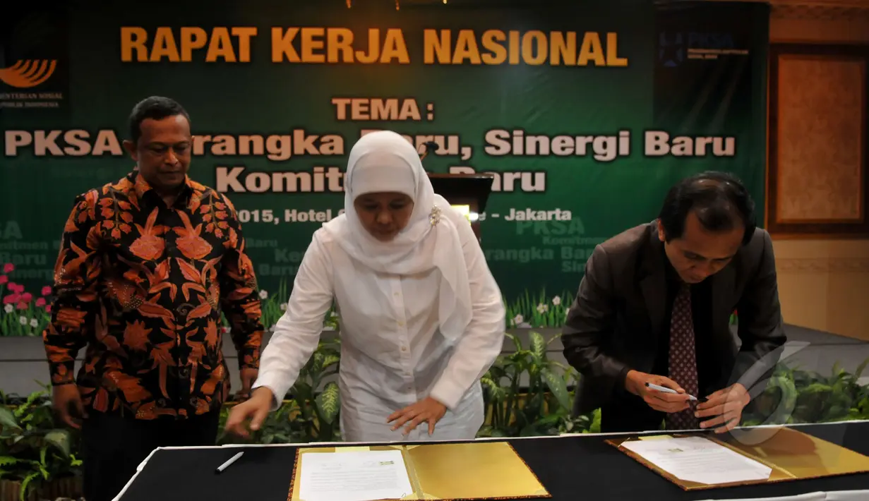 Menteri Sosial Khofifah (tengah) dan Ketua Komnas HAM Nur Kholis (kanan) saat menandatangani nota kerjasama , Jakarta, Selasa (5/5/2015). Kerjasama ini untuk mewujudkan kesejahteraan bagi korban kekerasan di masa lampau (Liputan6.com/Johan Tallo)