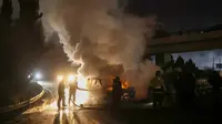 Konvoi Pasukan UNIFIL di Lebanon Diserang dan Mobilnya Dibakar, 1 Orang Terluka