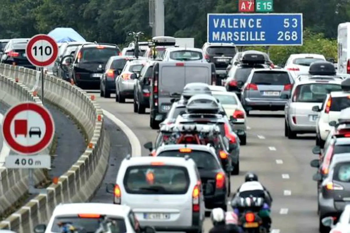 Anak 3 Tahun Ditinggal Orangtuanya di Jalan Tol