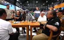 Momen Jokowi Makan Mie Gacoan di NTB