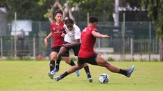 Pemain Timnas Indonesia U-20, Alexandro Felix Kamuru, saat sesi latihan di Lapangan A Senayan, Jakarta, Jumat (19/2/2024). (Bola.com/M Iqbal Ichsan)