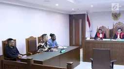 Mantan anggota DPRD DKI Jakarta, M Sanusi (kiri) saat menjalani sidang lanjutan Peninjauan Kembali (PK) di PN Jakarta Pusat, Rabu (25/7/2018). Pada tingkat banding, M Sanusi divonis 10 tahun penjara dan denda Rp 500 juta. (Liputan6.com/Helmi Fithriansyah)