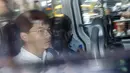 Ekspresi pro-demokrasi Joshua Wong berada di dalam mobil van polisi di pengadilan distrik di Hong Kong, Jumat (30/8/2019). Polisi menolak izin aksi demonstrasi, menyebut bahwa keamanan warga menjadi perhatian mereka - bagaimana pun, pendemo akan melakukan aksi. (AP Photo/Kin Cheung)