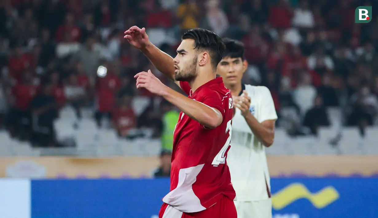 Pemain Timnas Indonesia U-23, Jens Raven, melakukan selebrasi setelah mencetak gol ke gawag Timnas Thailand U-23 pada laga semifinal Piala AFF U-23 2025 di Stadion Utama Gelora Bung Karno, Jakarta, Jumat (25/7/2025). (Bola.com/Abdul Aziz)