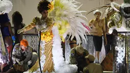 Suasana saat petugas pemadam kebakaran mengevakuasi korban dari sekolah samba Unidos da Tijuca saat Rio Carnival di Rio de Janeiro, Brasil (28/2). (AFP PHOTO/Vanderlei Almeida)