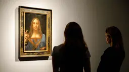 Pekerja melihat lukisan Leonardo da Vinci berjudul 'Salvator Mundi' di rumah lelang Christie di London, (22/10). Lukisan ini merupakan salah satu dari beberapa lukisan yang dibuat sendiri oleh Leonardo da Vinci. (AFP Photo/Tolga Akmen)