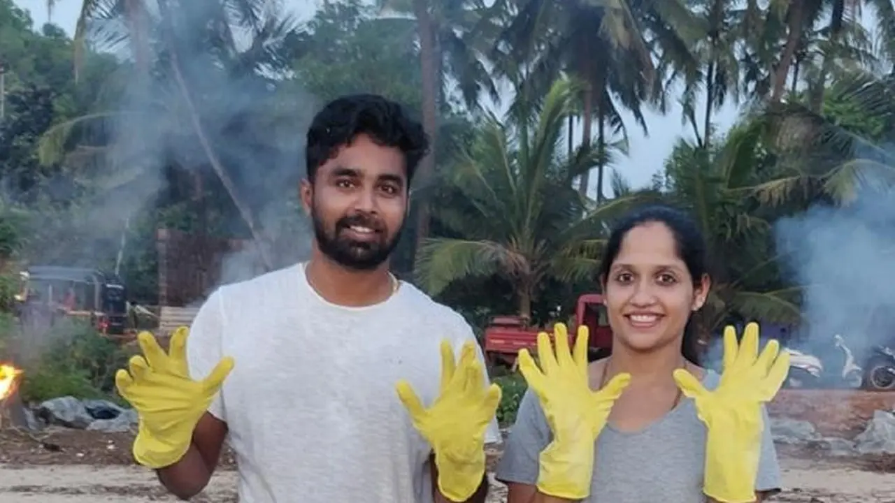 Bukan Liburan, Pengantin Baru Ini Pilih Bulan Madu dengan Bersih-Bersih Pantai