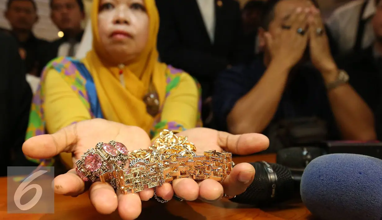 Pengikut Dimas Kanjeng Taat Pribadi menunjukkan perhiasan saat konferensi pers di Kelapa Gading, Jakarta, Jumat (21/10). Mereka membantah tuduhan Dimas Kanjeng telah melakukan penipuan. (Liputan6.com/Immanuel Antonius)