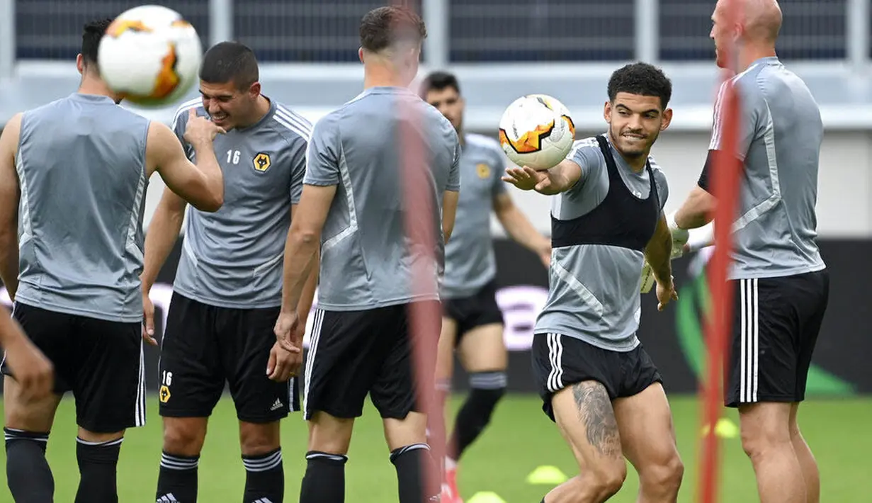 Pemain Wolverhampton Wanderers, Morgan Gibbs-White, saat latihan jelang laga  perempat final Liga Europa di Duisburg, Jerman, Senin (10/8/2020). Wolverhampton akan berhadapan dengan Sevillla. (Ina Fassbender/Pool Photo via AP)