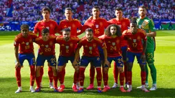 Para pemain starting XI Timnas Spanyol berfoto bersama jelang dimulainya laga Grup B Euro 2024 menghadapi Timnas Kroasia di Olympiastadion, Berlin, Jeman, Sabtu (15/6/2024). (AP Photo/Manu Fernandez)