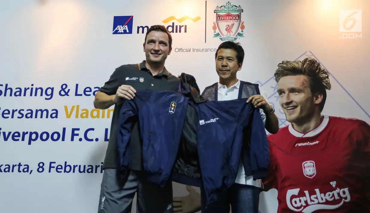 Perwakilan Manajemen AXA Mandiri Hartono memberikan jaket kepada pemain legendaris Liverpool Vladimir Smicer pada sharing and learning kepada anak-anak U-12 di Grand Futsal, Jakarta, Jumat (8/2). (Liputan6.com/Fery Pradolo)