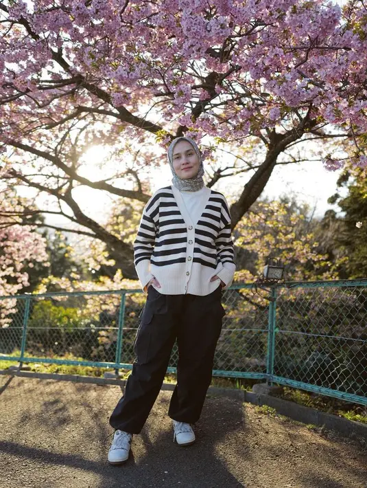 Dwi Handayani 'Mama Uwik' juga memilih look monokromatik. Tampilan hitam putih lewat sweater bergaris dan celana cargo plus sneakers. [Foto: @dwihandaanda]