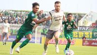 Arief Catur Pamungkas (Persebaya) berjibaku menahan pergerakan Marc Klok yang jadi sentral permainan Persib. (Bola.com/Wahyu Pratama)