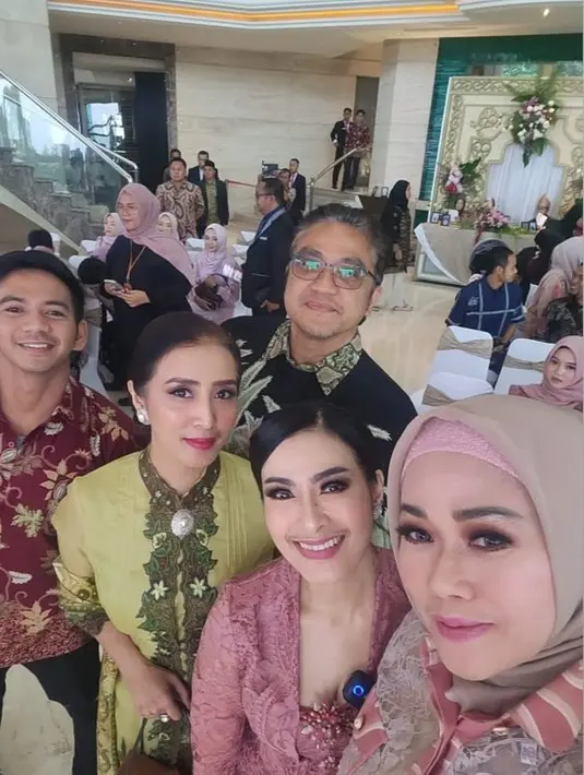 Hadir juga politisi Dede Yusuf bersama istri tercintanya Shendy. Momen foto bersama dengan Iis Dahlia, Lucky Resha, dan Ridho kembaran Rizki. [Instagram/ddyusuf66]