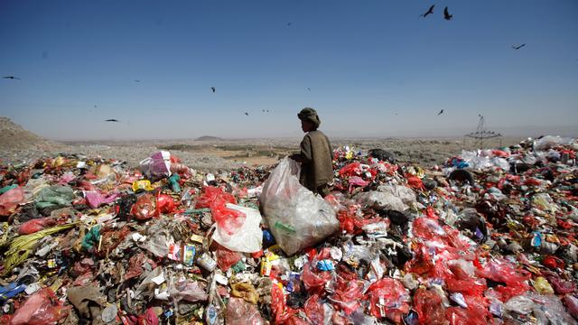 20161116-Kehidupan Bocah-Bocah Pemulung di Yaman-Yaman
