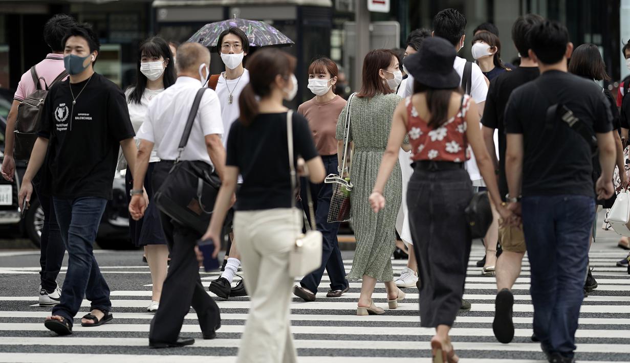 Orang-orang yang memakai masker wajah untuk membantu mencegah penyebaran virus corona melintasi jalan perbelanjaan di Tokyo, Kamis (10/9/2020). Ibu kota Jepang itu mengonfirmasi lebih dari 270 kasus virus corona pada Kamis. (AP Photo / Eugene Hoshiko)