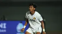 Pemain Persik Kediri, Yusuf Meilana Fuad Burhani, saat pertandingan pekan keempat BRI Liga 1 2023/2024 melawan Dewa United yang berlangsung di Stadion Indomilk Arena, Tangerang, Jumat (21/7/2023). (Bola.com/Ikhwan Yanuar)