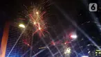 Nyala kembang api memeriahkan suasana malam pergantian tahun di kawasan Bundaran Hotel Indonesia, Jakarta, Selasa (31/12/2019). Ribuan masyarakat melewati malam pergantian tahun 2019 menuju 2020 dengan menyalakan kembang api dan menikmati panggung hiburan. (Liputan6.com/Angga Yuniar)