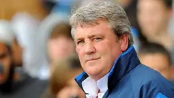 Wigan Athletic manager Steve Bruce takes his seat before the Premier league football match against Blackburn Rovers at Ewood Park, Blackburn, north-west, England, on April 26, 2009. AFP PHOTO/ANDREW YATES.