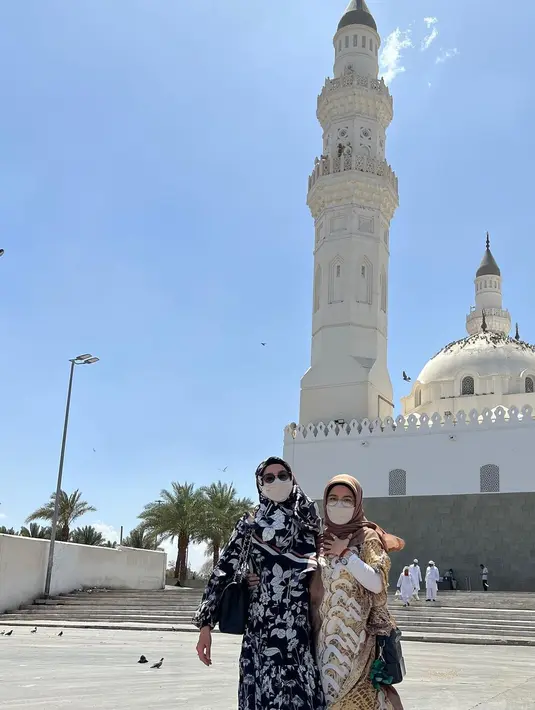 <p>Desy Ratnasari dan Nasywa Nathania (Instagram/desyratnasariterdepan)</p>