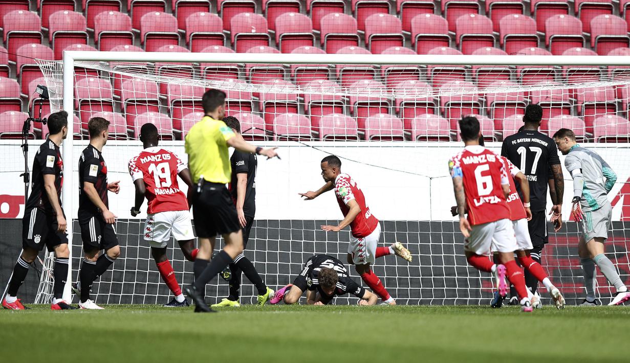 Striker FSV Mainz, Robin Quaison (tengah) melakukan selebrasi usai mencetak gol kedua timnya ke gawang Bayern Munich dalam laga lanjutan Liga Jerman 2020/2021 pekan ke-31 di Opel Arena, Mainz, Sabtu (24/4/2021). FSV Mainz menang 2-1 atas Bayern Munich. (AP/dpa)