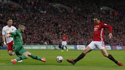 Striker Manchester United, Zlatan Ibrahimovic, berusaha membobol gawang Southampton. Pada laga ini Setan Merah turun menggunakan formasi 4-2-3-1, sementara Southampton memakai skema 4-4-1-1. (AFP/Ian Kington)