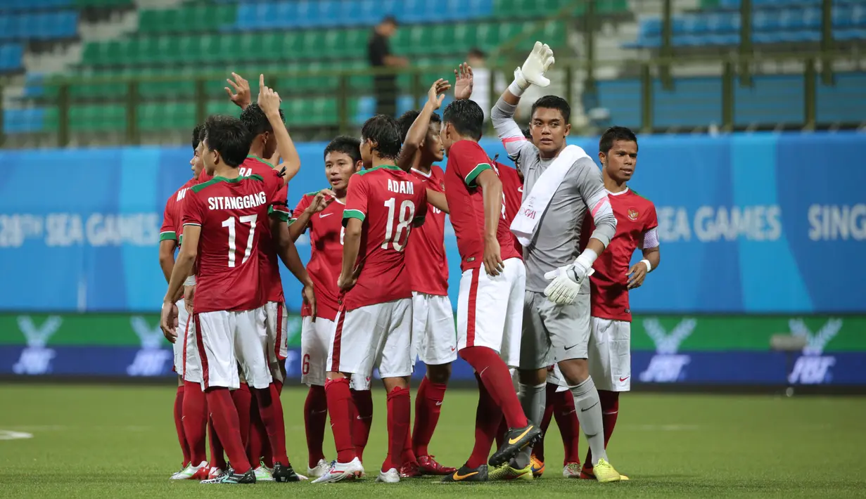 Pemain timnas Indonesia U-23 berkumpul jelang jelang laga melawan Kamboja dalam lanjutan penyisihan Grup A Sea Games 2015 di Stadion Jalan Besar, Singapura, Sabtu (6/6/2015). Indonesia unggul 6-1 atas Kamboja. (Liputan6.com/Helmi Fithriansyah)