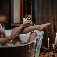 gunakan alat pencukur bulu kaki yang lebih bersih dan aman. credits; pexels.com/cottonbro