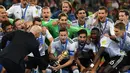 Tim sepak bola Jerman bersiap mengangkat trofi usai memenangkan final Piala Konfederasi 2017 di Stadion Saint Petersburg, Rusia (2/7). Jerman berhasil menjadi juara usai mengalahkan Cile dengan skor 1-0. (AFP Photo/Franck Fife)