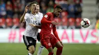 Thomas Müller (kiri) saat melawan Republik Ceska pada laga grup C kualifikasi Piala Dunia 2018 di Prague, Republik Ceska, (1/9/2017). Muller mengoleksi lima gol dan berada pada peringkat kedelapan top scorer. (AP/Petr David Josek)