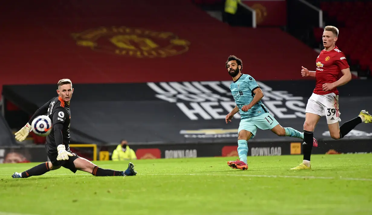 Pemain Liverpool Mohamed Salah (tengah) mencetak gol ke gawang Manchester United pada pertandingan Liga Inggris di Stadion Old Trafford, Manchester, Inggris, Kamis (13/5/2021). Liverpool melumat Manchester United 4-2. (Peter Powell/Pool via AP)