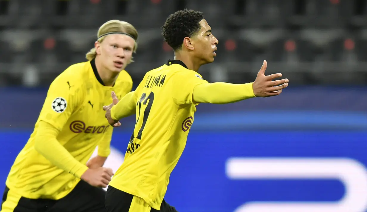 Gelandang Borrusia Dortmund Jude Bellingham berselebrasi usai mencetak gol ke gawang Manchester City pada pertandingan leg kedua perempat final Liga Champions di stadion Signal Iduna Park di Dortmund, Jerman, Kamis (15/4/2021). City menang atas Dortmund 2-1. (AP Photo/Martin Meissner)