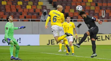 Pemain Jerman Serge Gnabry (kanan) menyundul bola ke gawang Rumania  pada pertandingan Grup J kualifikasi Piala Dunia 2022 di Stadion National Arena, Bucharest, Rumania, Minggu (28/3/2021). Jerman menang 1-0 atas Rumania. (AP Photo/Vadim Ghirda)