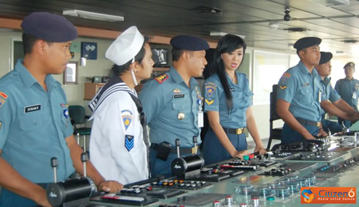 Citizen6, Jakarta: KRI Banda Aceh dijadikan tempat shooting tiga artis dalam program talk show salah satu televisi nasional, Kamis (8/11). (Pengirim: Kadispen Kolinlamil).