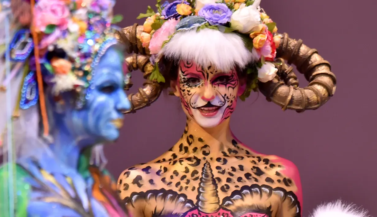 Seorang model berpose saat mengikuti  kompetisi seni tubuh di International "Crystal Angel" Festival of Hairdressing ke-15 di Kiev (22/4). Kompetisi tahunan ini meliputi lomba tata rias wajah dan rambut, mode dan desain. (AFP/Sergei Supinsky)