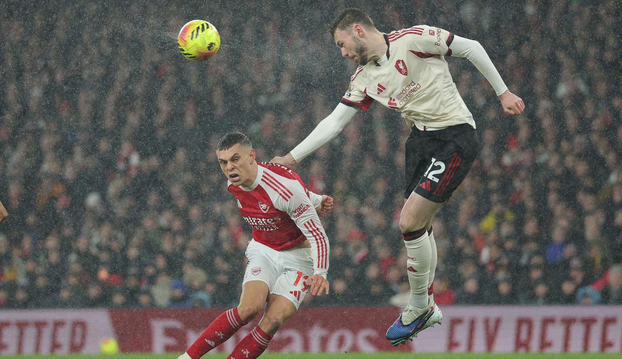 Momen tersebut terjadi saat injury time babak kedua. Kejadian bermula ketika Bradley mengalami cedera setelah berusaha menghalau bola dan mengalami pendaratan yang tidak sempurna. (AP Photo/Ian Walton)