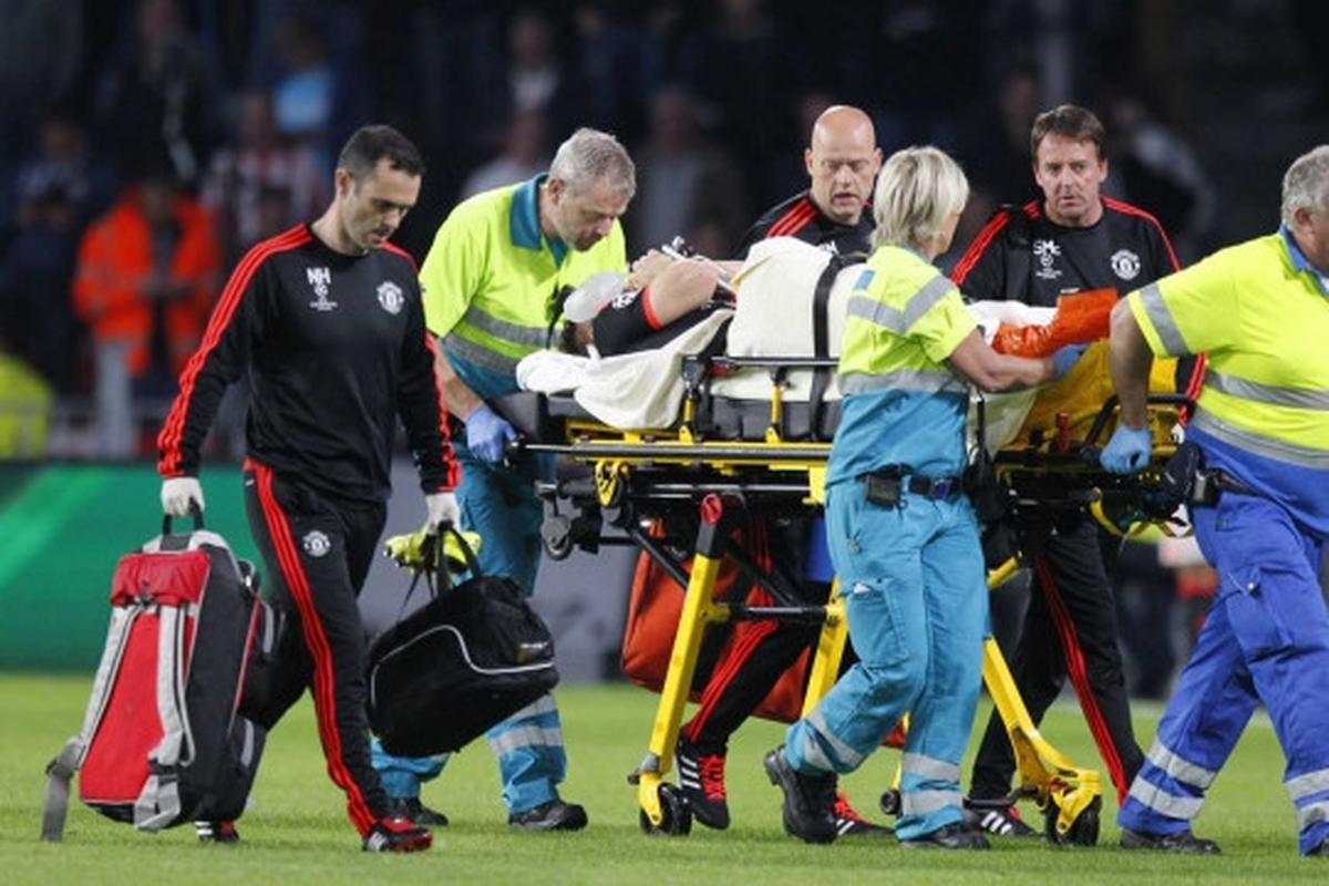 Ini insiden patah kaki Luke Shaw usai dijegal pemain PSV Eindhoven