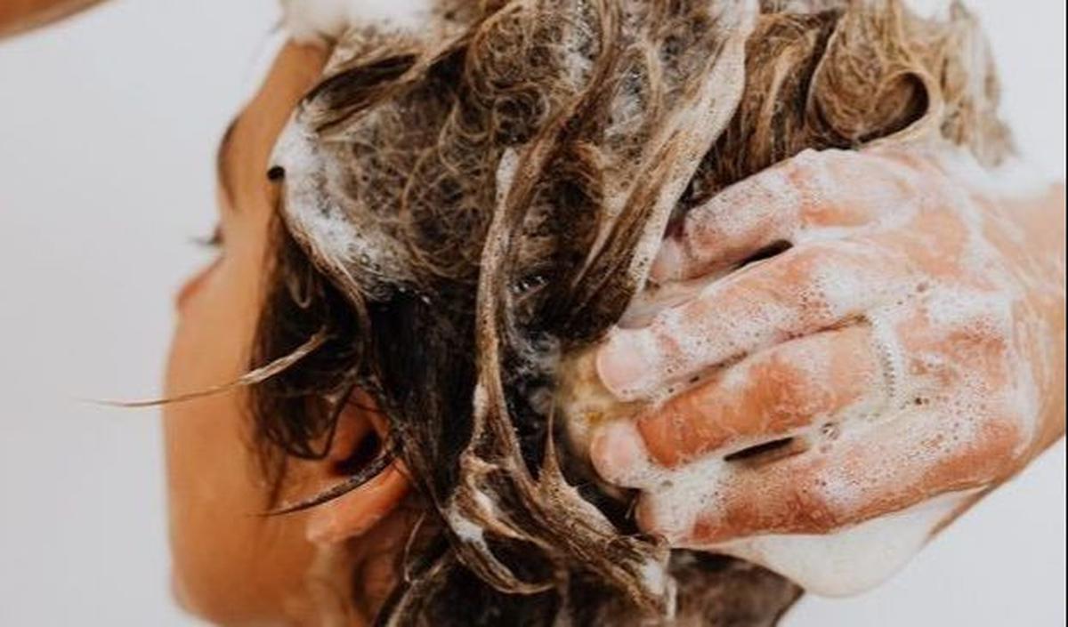 2. Pakai Shampoo Sampai Batang Rambut