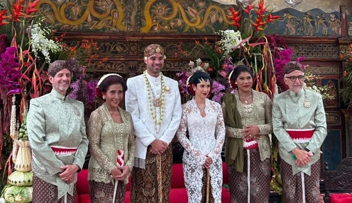 Pernikahan Nadine Kaiser dan Geoffrey Alain Gerald digelar dengan adat Jawa. Tampak keluarga Susi dan besan kompak mengenakan kebaya dan beskap. (Liputan6.com/IG/@nadiepascale)